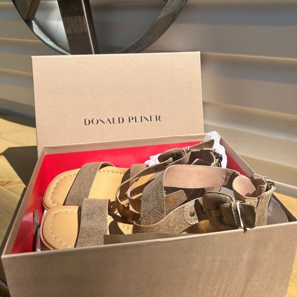 DONALD PLINER Women Helen Light Bronze Casual In Gold 8.5M - Picture 2 of 16